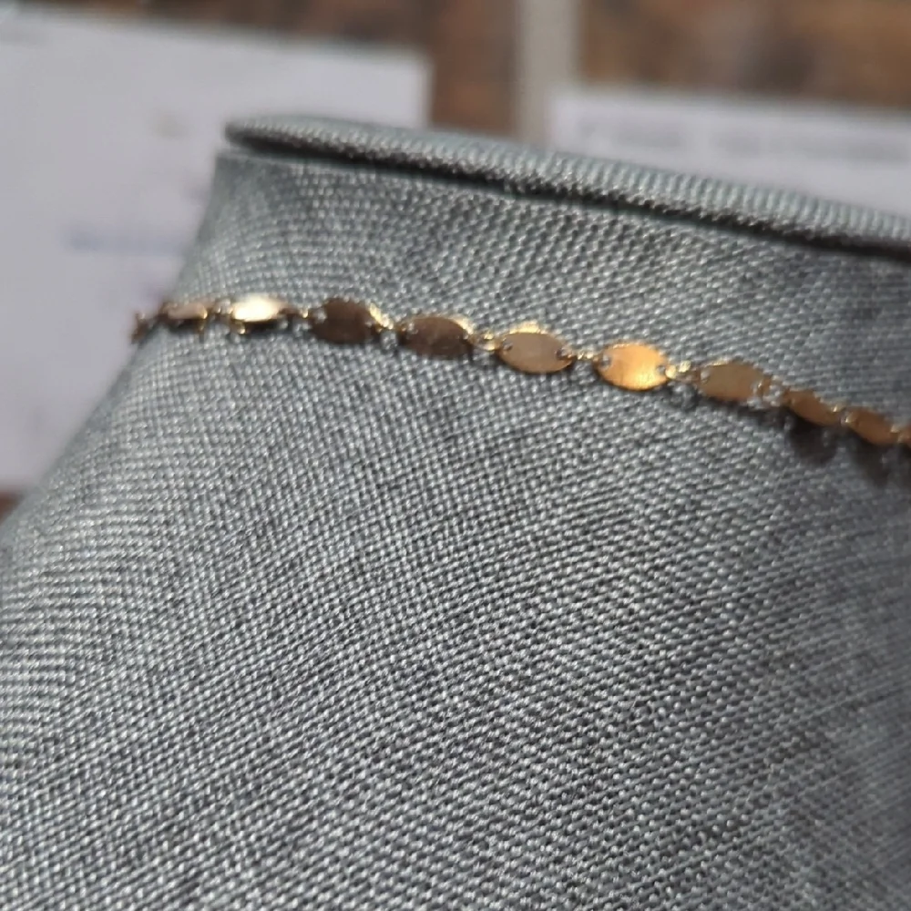 Elegant Gold-Tone Choker Necklace | Classic & Sophisticated - Picture 3 of 9